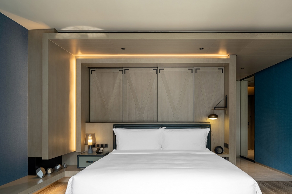 020-interior-design-of-intercontinental-shanghai-wonderland-hotel-by-ccd-960x640.jpg
