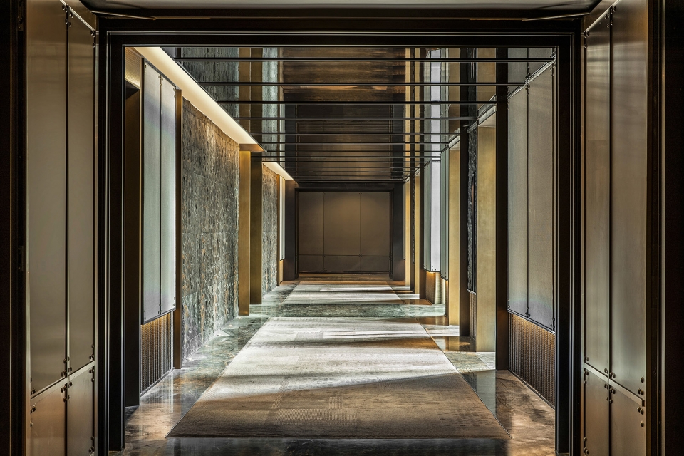 001-interior-design-of-intercontinental-shanghai-wonderland-hotel-by-ccd-960x640.jpg