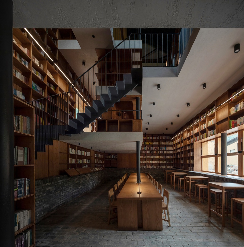 013-capsule-hotel-and-bookstore-in-village-qinglongwu-china-by-atelier-taoc-960x972.jpg