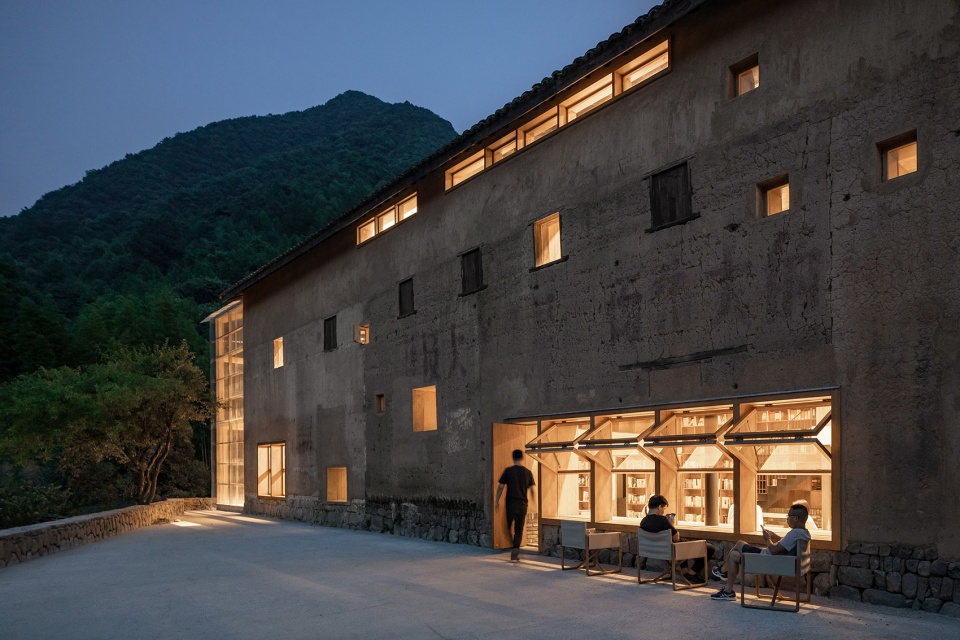 004-capsule-hotel-and-bookstore-in-village-qinglongwu-china-by-atelier-taoc-960x640.jpg