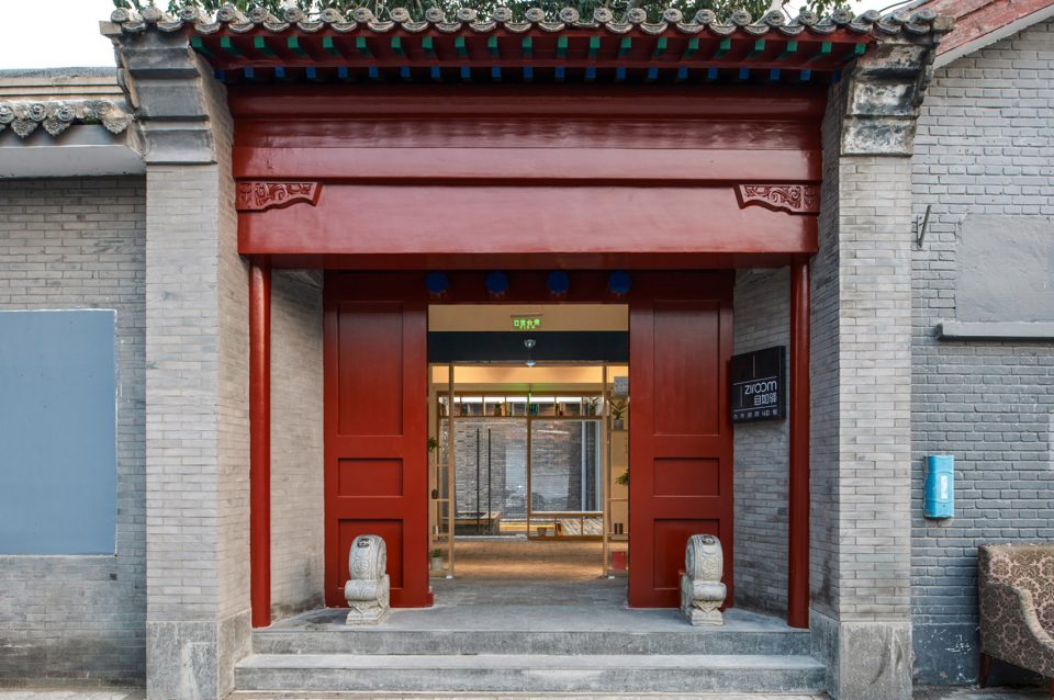 015-Xiezuo-Hutong-Capsule-Hotel-in-Beijing-by-B.L.U.E.-Architecture-Studio-960x638.jpg
